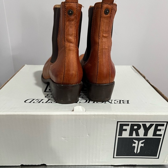Frye boots 6.5 womens Distressed Carson Chelsea. Excellent Condition - Picture 4 of 5